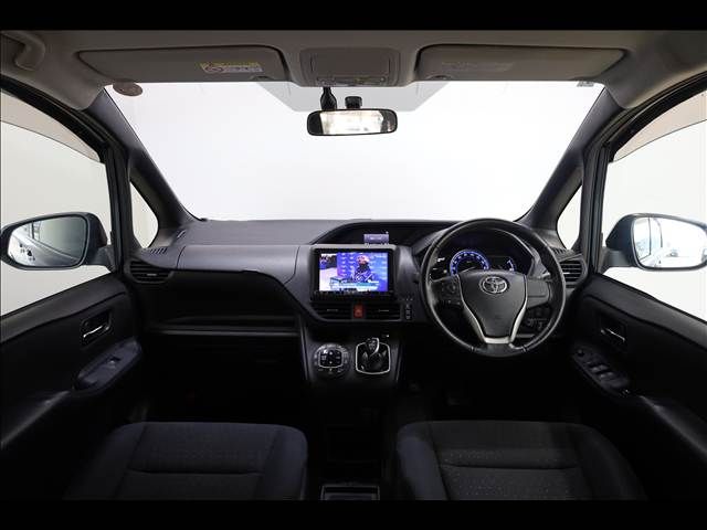 TOYOTA VOXY HYBRID 2014 Image 31