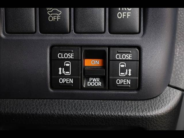 TOYOTA VOXY HYBRID 2014 Image 31