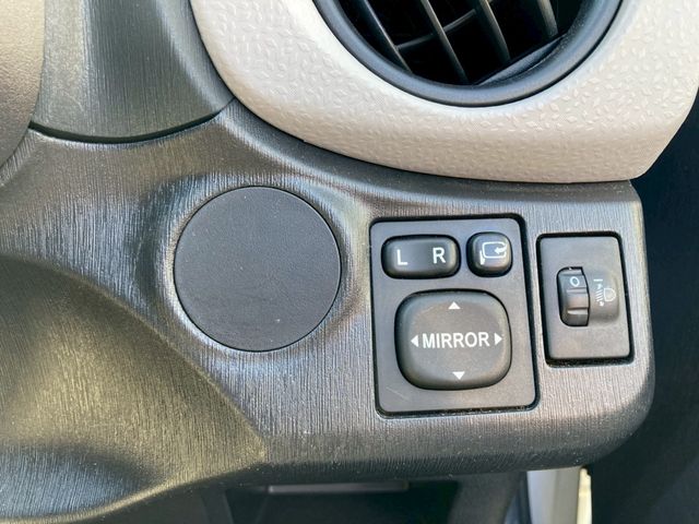 TOYOTA VITZ 2013 Image 31