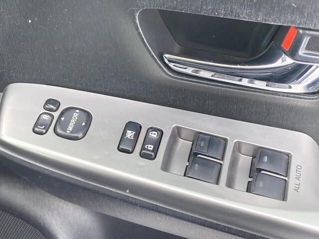 TOYOTA PRIUS ALPHA 2015 Image 31