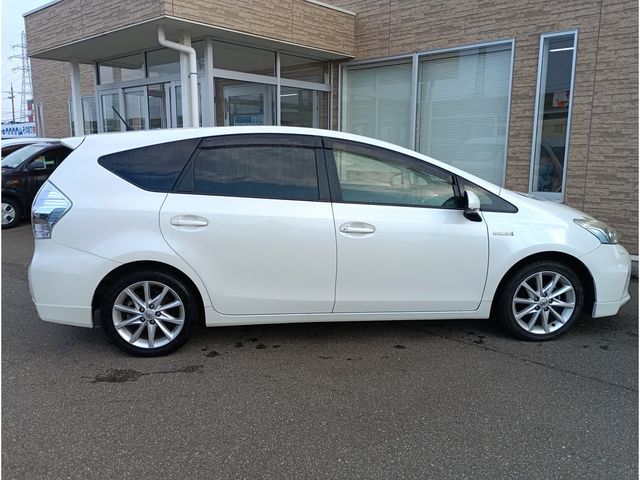 TOYOTA PRIUS ALPHA 2013 Image 31