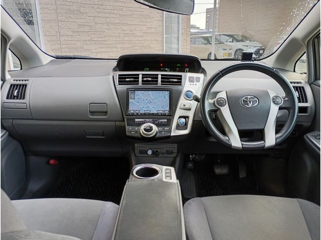 TOYOTA PRIUS ALPHA 2013 Image 31