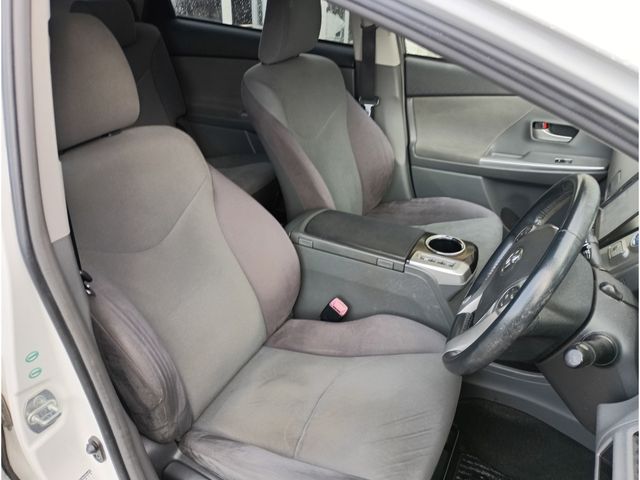 TOYOTA PRIUS ALPHA 2013 Image 31