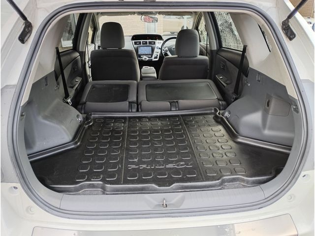 TOYOTA PRIUS ALPHA 2013 Image 31