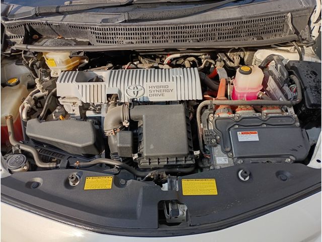 TOYOTA PRIUS ALPHA 2013 Image 31