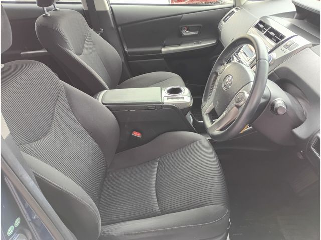 TOYOTA PRIUS ALPHA 2015 Image 31