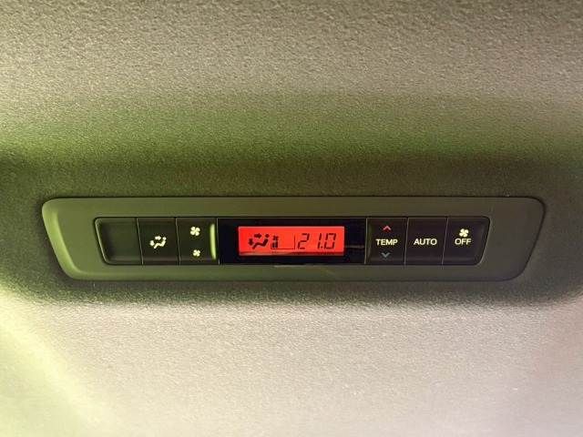 TOYOTA VOXY HYBRID 2018 Image 31