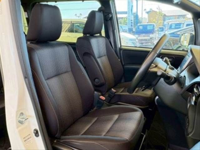 TOYOTA VOXY HYBRID 2018 Image 31