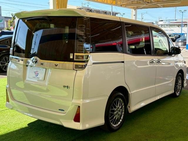 TOYOTA VOXY HYBRID 2018 Image 31