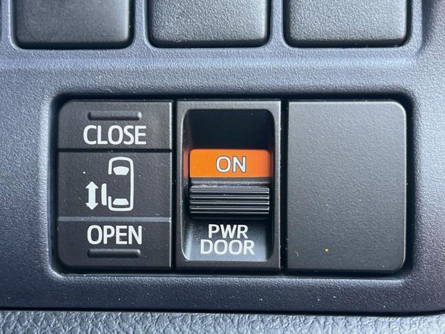 TOYOTA NOAH 2015 Image 31