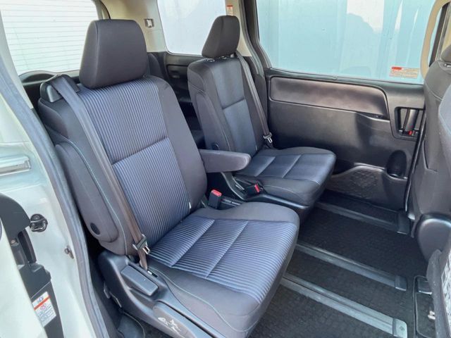 TOYOTA NOAH 2015 Image 31