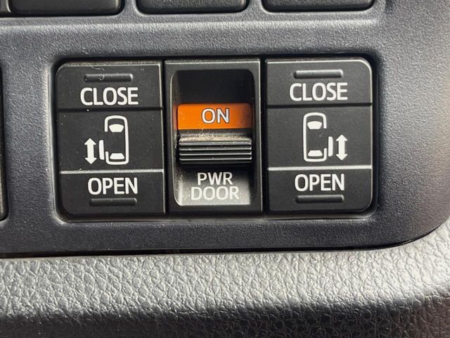 TOYOTA VOXY 2016 Image 31