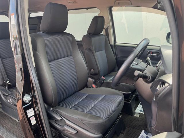 TOYOTA VOXY 2016 Image 31