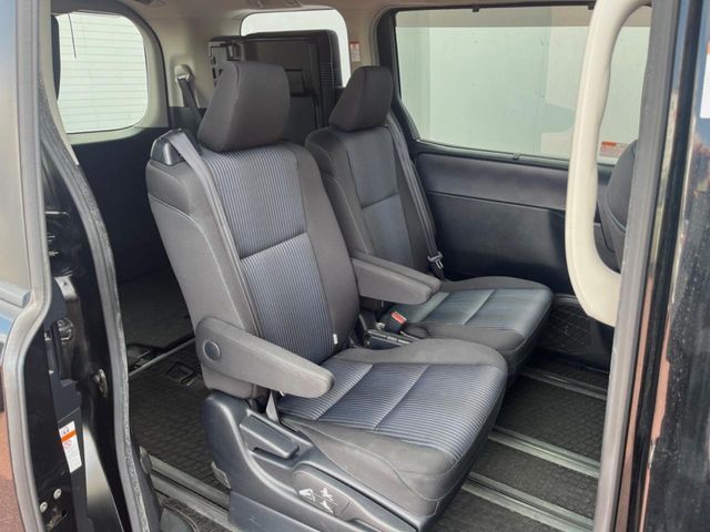 TOYOTA VOXY 2016 Image 31