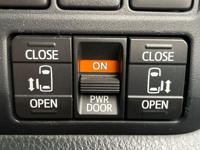 TOYOTA VOXY HYBRID 2017 Image 31