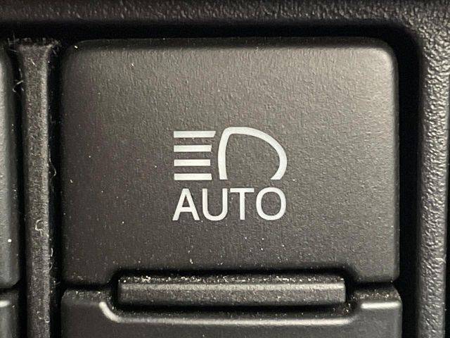 TOYOTA VOXY HYBRID 2017 Image 31