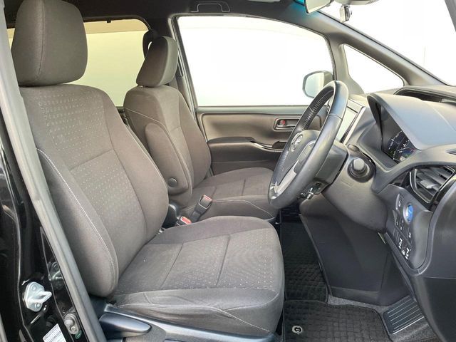 TOYOTA VOXY HYBRID 2017 Image 31