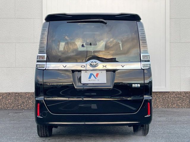 TOYOTA VOXY HYBRID 2017 Image 31