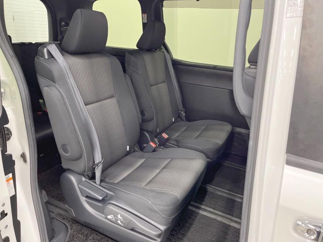 TOYOTA VOXY 4WD 2018 Image 31