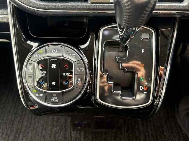 TOYOTA VOXY 2016 Image 31