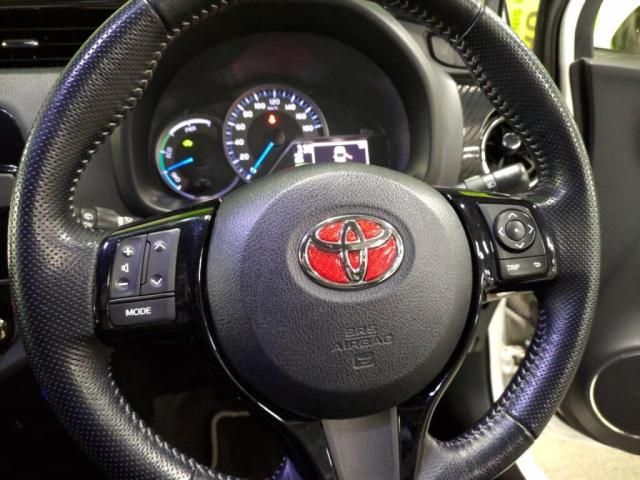 TOYOTA VITZ HYBRID 2019 Image 31