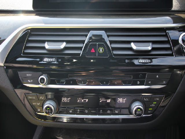 BMW 5SERIES SEDAN 2018 Image 31