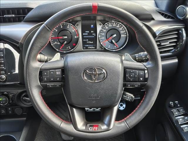 TOYOTA HILUX 4WD 2023 Image 31