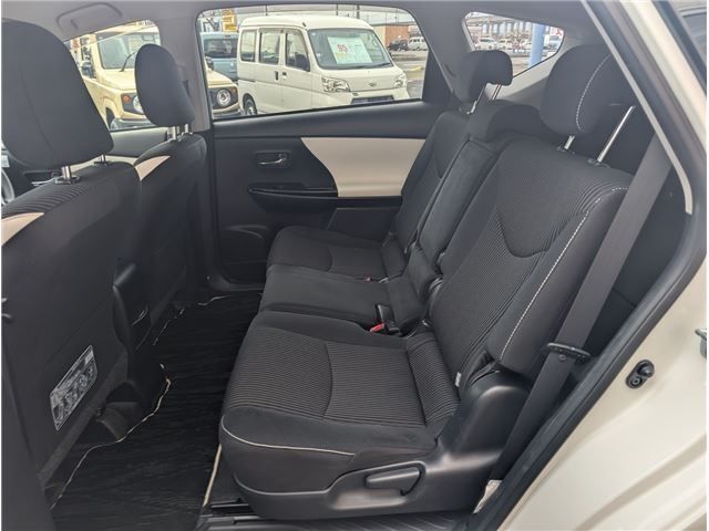 TOYOTA PRIUS ALPHA 2016 Image 31