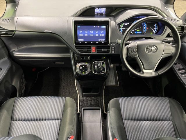 TOYOTA VOXY HYBRID 2017 Image 31