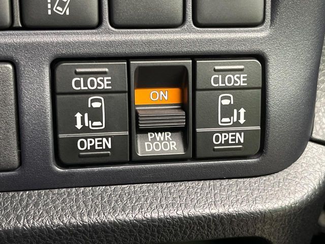 TOYOTA VOXY HYBRID 2017 Image 31