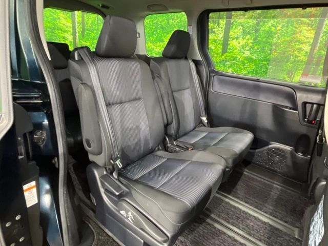 TOYOTA VOXY HYBRID 2017 Image 31