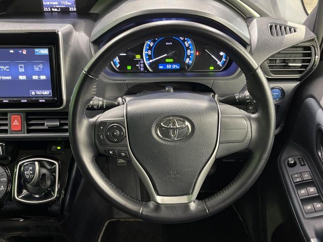 TOYOTA VOXY HYBRID 2017 Image 31