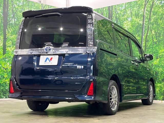 TOYOTA VOXY HYBRID 2017 Image 31