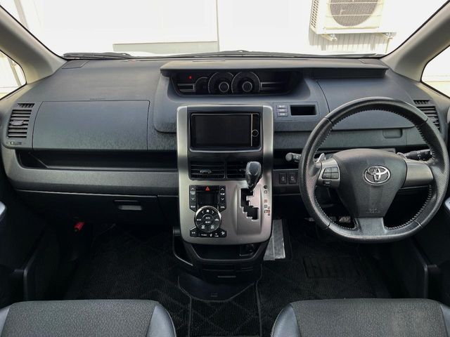 TOYOTA VOXY 2013 Image 31