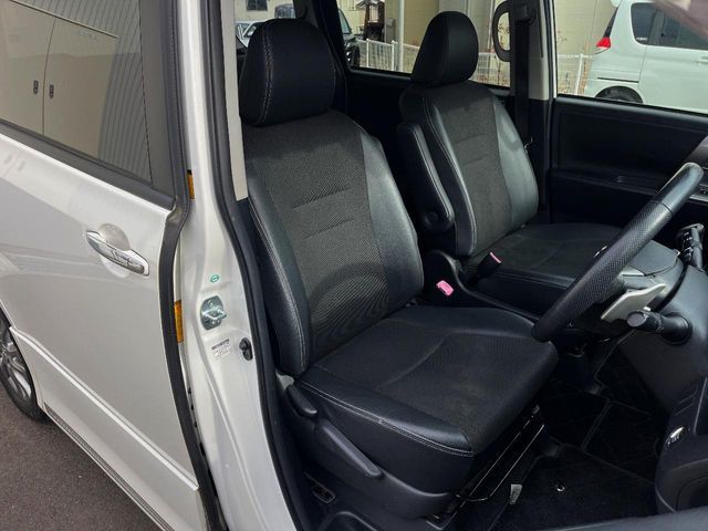 TOYOTA VOXY 2013 Image 31