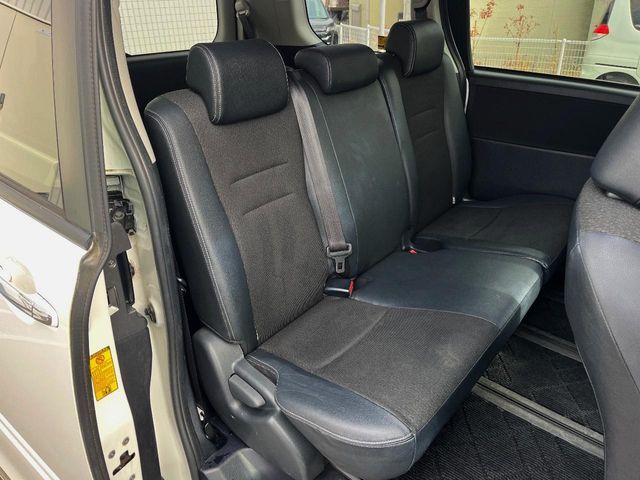 TOYOTA VOXY 2013 Image 31