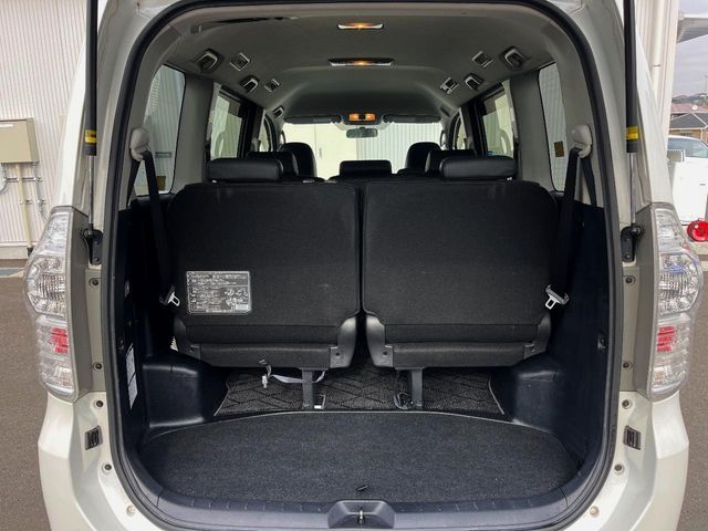 TOYOTA VOXY 2013 Image 31