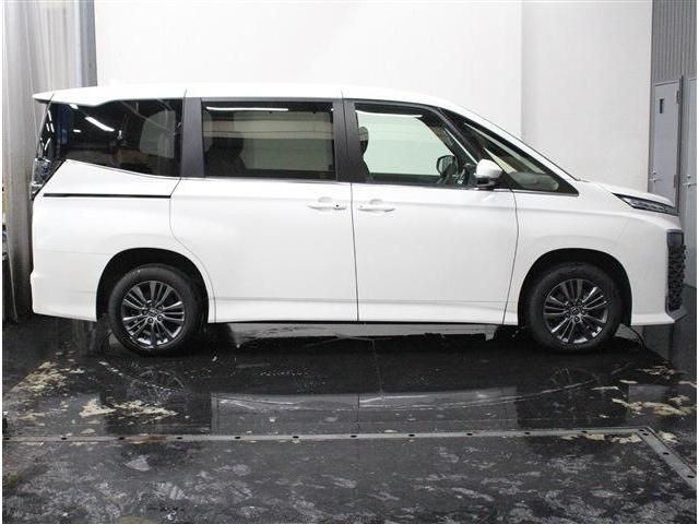 TOYOTA VOXY 4WD 2024 Image 31