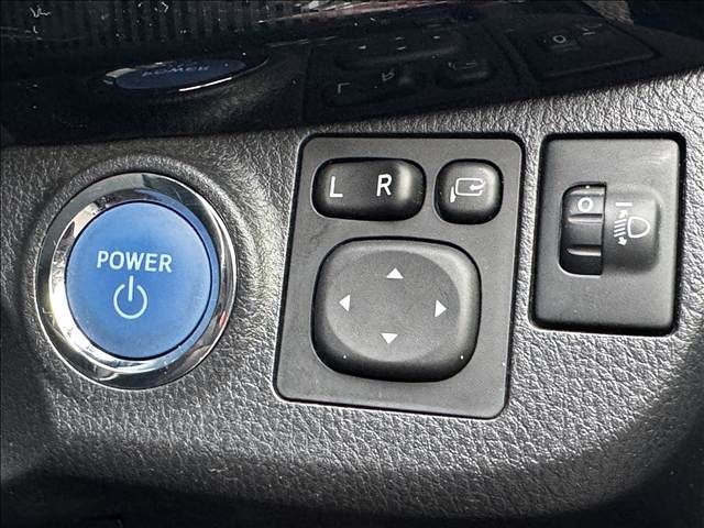 TOYOTA VITZ HYBRID 2017 Image 31