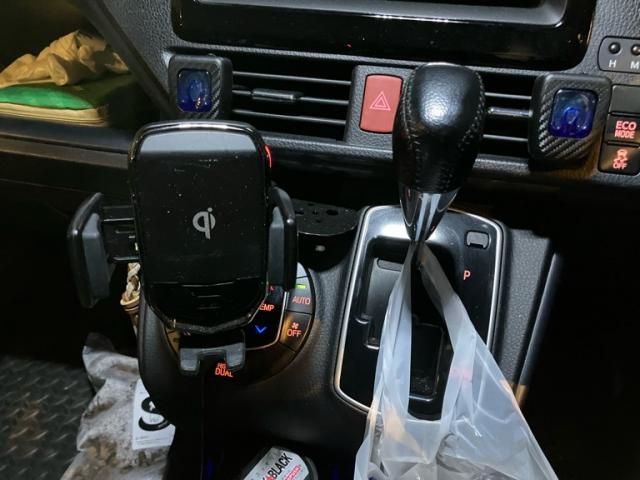 TOYOTA VOXY 2015 Image 31