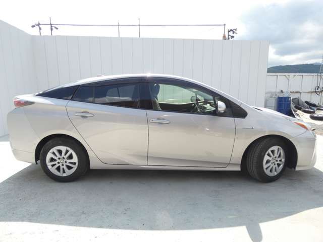TOYOTA PRIUS 2017 Image 31