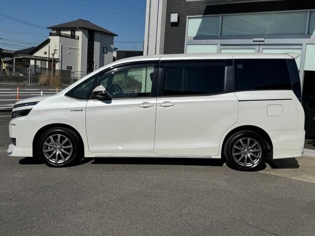 TOYOTA VOXY HYBRID 2014 Image 31