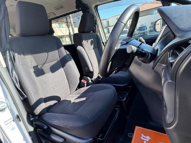 TOYOTA VOXY HYBRID 2014 Image 31