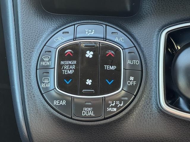 TOYOTA VOXY HYBRID 2014 Image 31