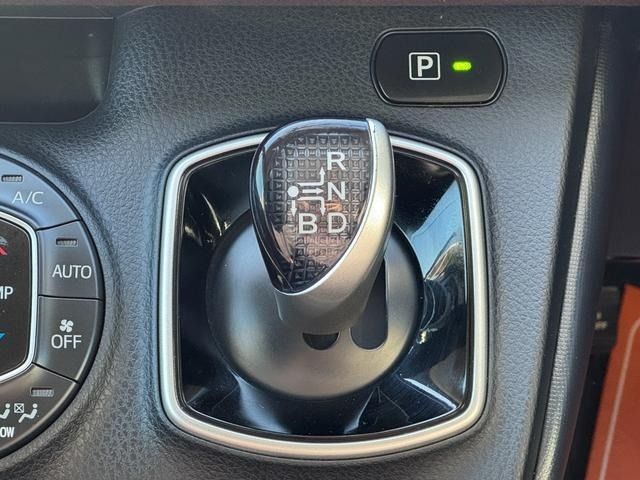 TOYOTA VOXY HYBRID 2014 Image 31