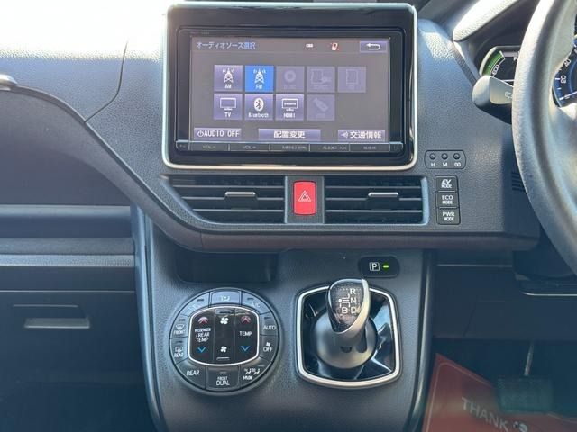 TOYOTA VOXY HYBRID 2014 Image 31