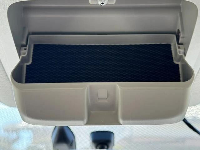 TOYOTA VOXY HYBRID 2014 Image 31