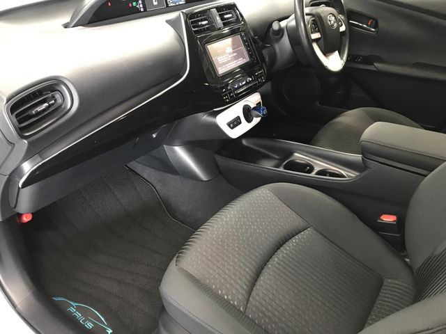 TOYOTA PRIUS 2016 Image 31