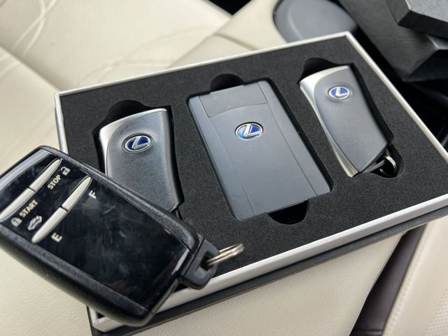 TOYOTA LEXUS ES300H 2019 Image 31