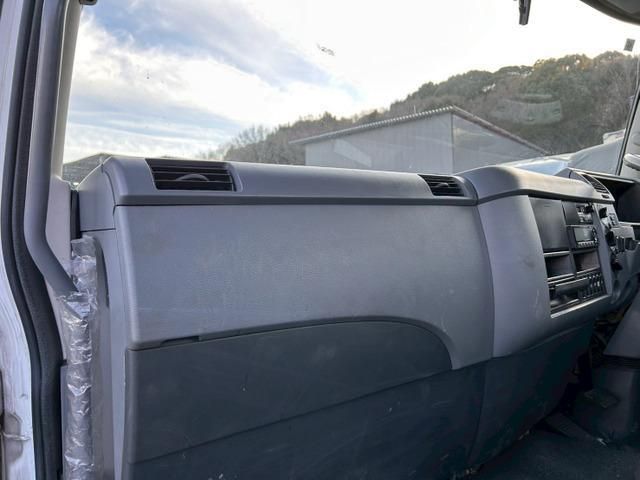 MITSUBISHI FUSOU FIGHTER 2005 Image 31